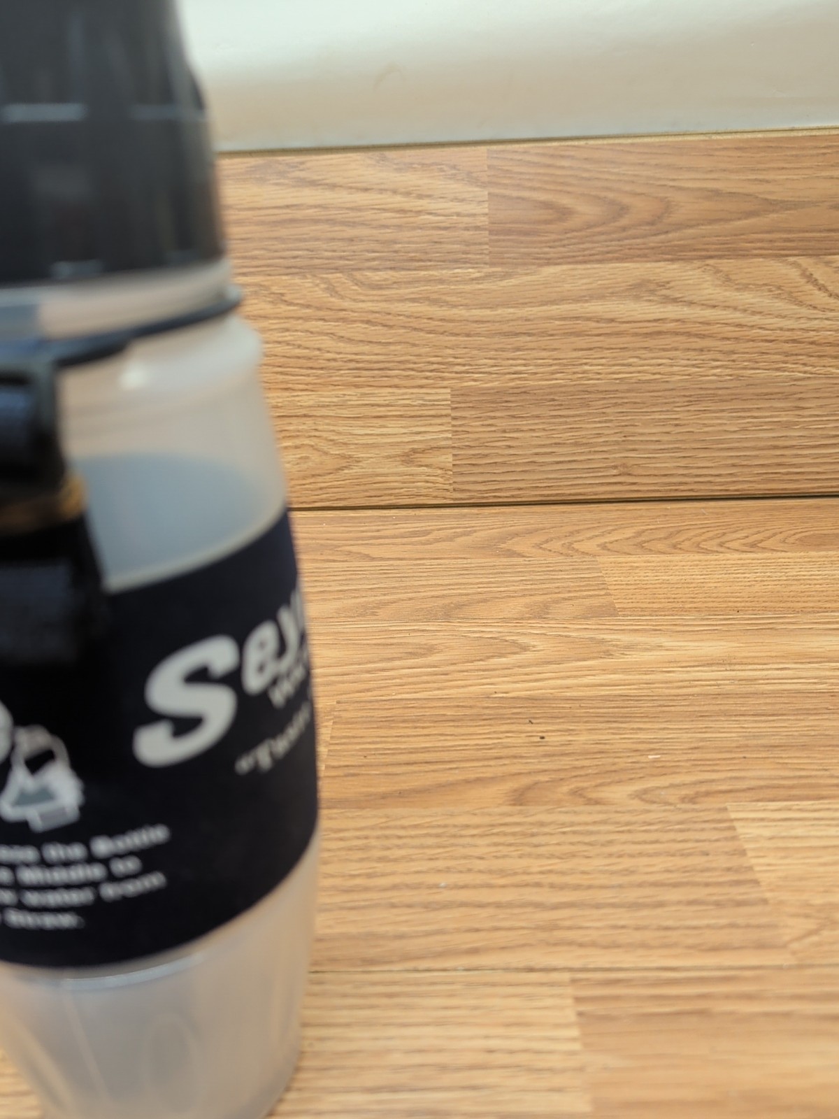 Seychelle 28oz pH20 Filtration Flip Top Pure Water Filter Squeeze Bottle – New