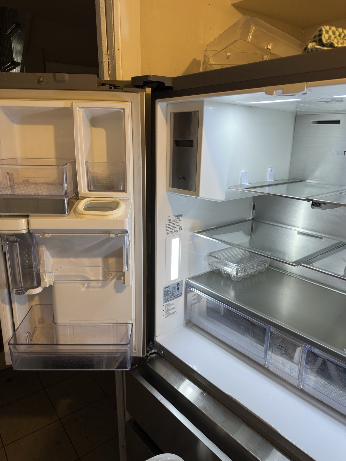 Beautiful Samsung Smart Fridge With Give Screen Ice Maker And Water Dispenser