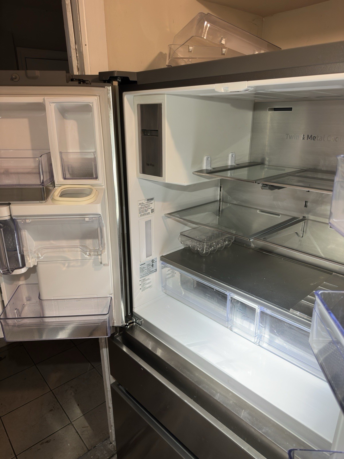 Beautiful Samsung Smart Fridge With Give Screen Ice Maker And Water Dispenser