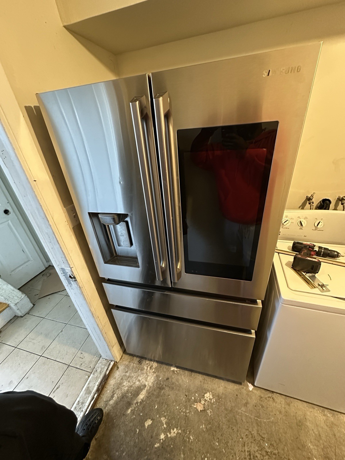 Beautiful Samsung Smart Fridge With Give Screen Ice Maker And Water Dispenser