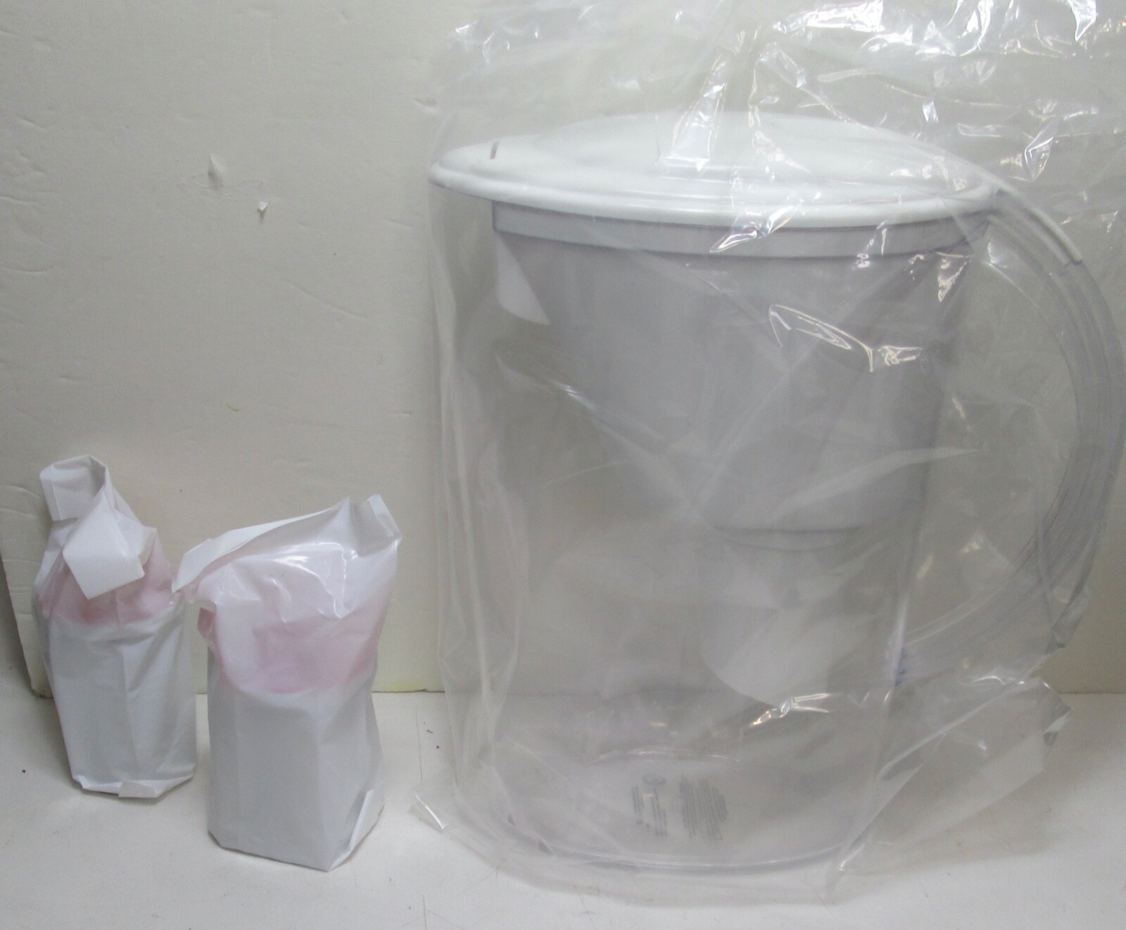 Dupont Vista Water Pitcher W/ 40 Gallon Filter Cartridge + 2 Extra Cartridges