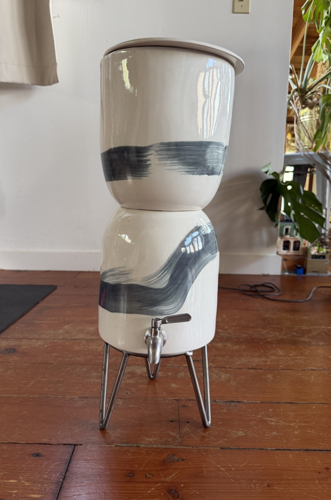 WALTER Ceramic Painted Water Filter for Berkey with stand – pristine condition