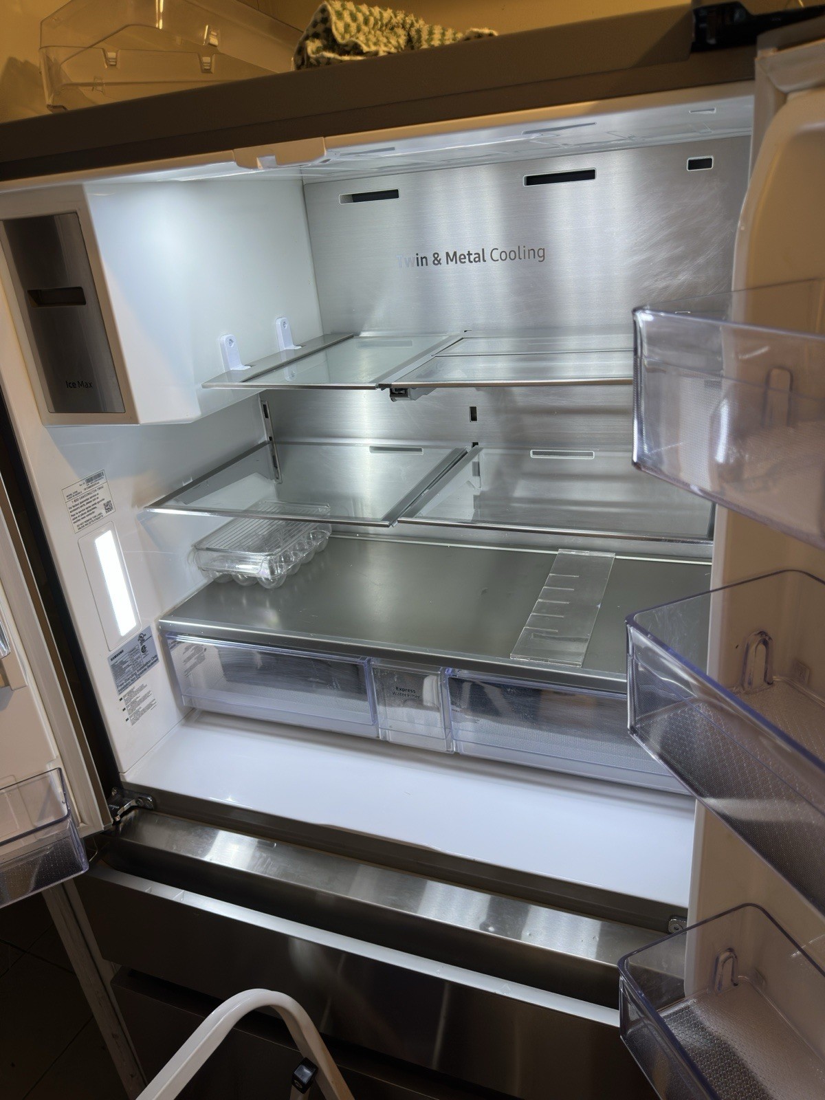 Beautiful Samsung Smart Fridge With Give Screen Ice Maker And Water Dispenser